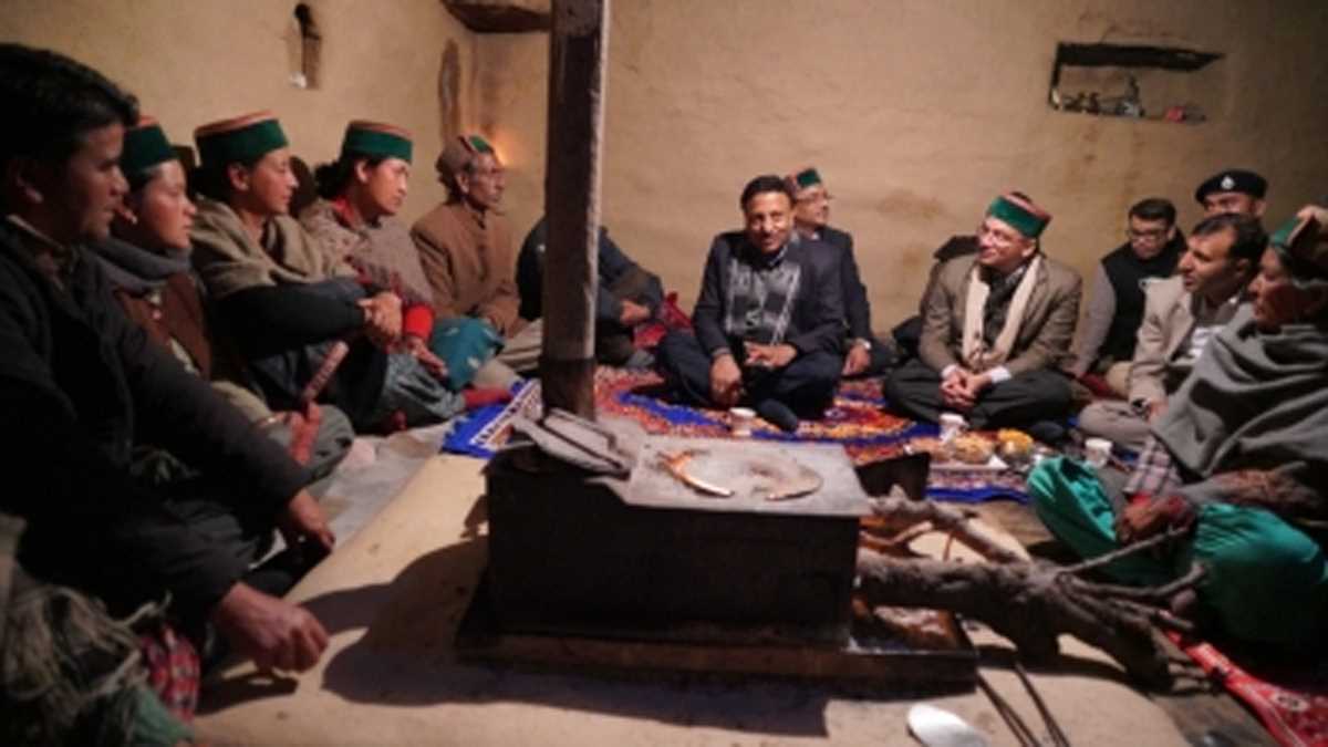 सीईसी राजीव कुमार भारत के पहले मतदाता के अंतिम संस्कार में शामिल होने हिमाचल पहुंचे